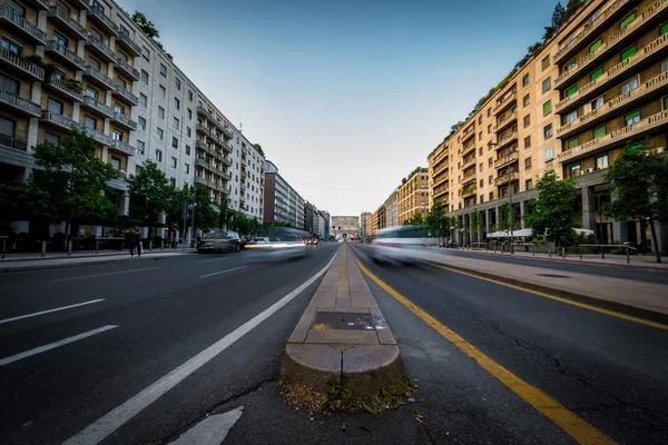 Bylandskap med veiskilt – stockfoto