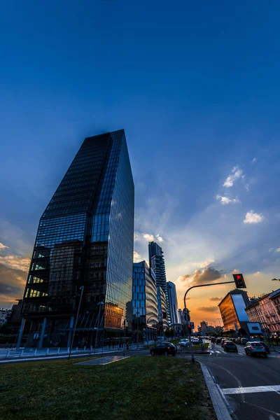 Plaza moderna y rascacielos —  Fotos de Stock