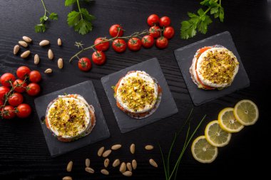 Pasta peynir ve füme somon ile 