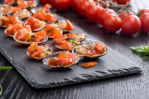 Ostras com tomate e ervas — Fotografia de Stock