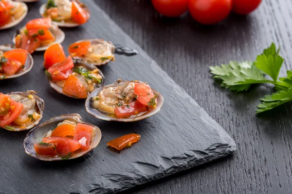 Huîtres aux tomates et aux herbes — Photo