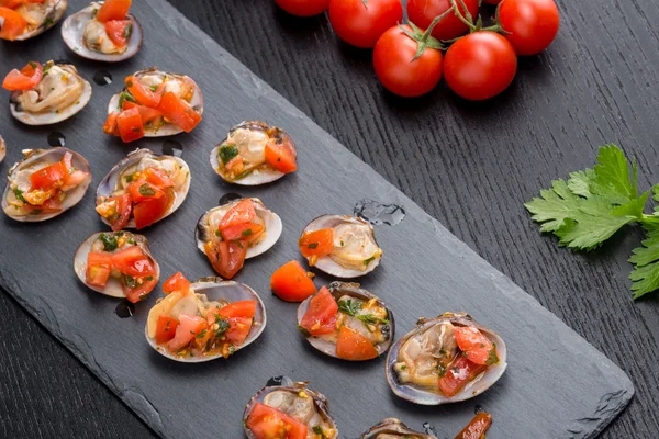 Ostras con tomate y hierbas —  Fotos de Stock