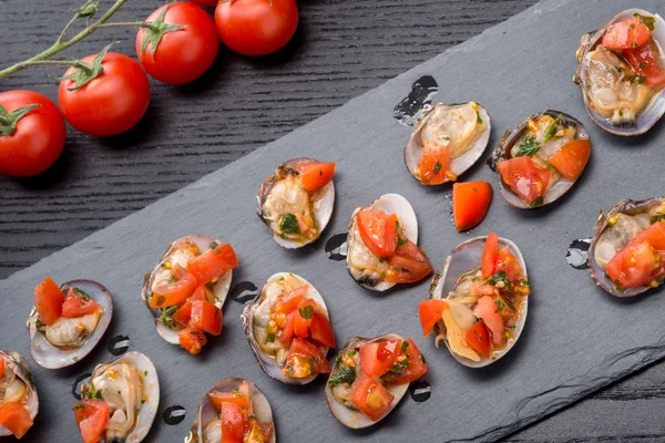 Oysters with tomato and herbs — Stock Photo, Image