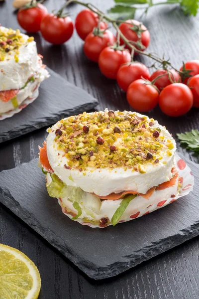 Tortas com queijo mole e salmão defumado — Fotografia de Stock