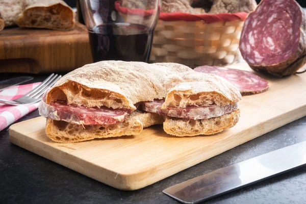 Pão de Valtellina com salame — Fotografia de Stock