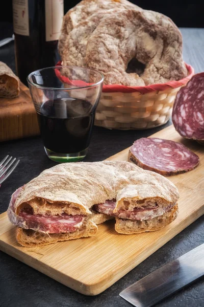 Pão de Valtellina com salame — Fotografia de Stock