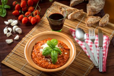 Bir güveç tencerede domates çorbası servis 