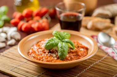 Bir güveç tencerede domates çorbası servis 