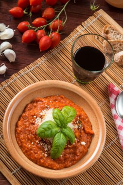 Bir güveç tencerede domates çorbası servis 