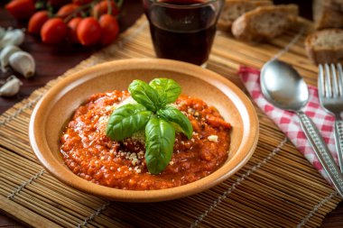 Bir güveç tencerede domates çorbası servis 