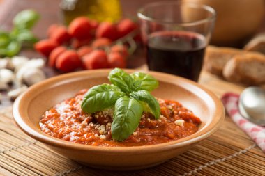 Bir güveç tencerede domates çorbası servis 