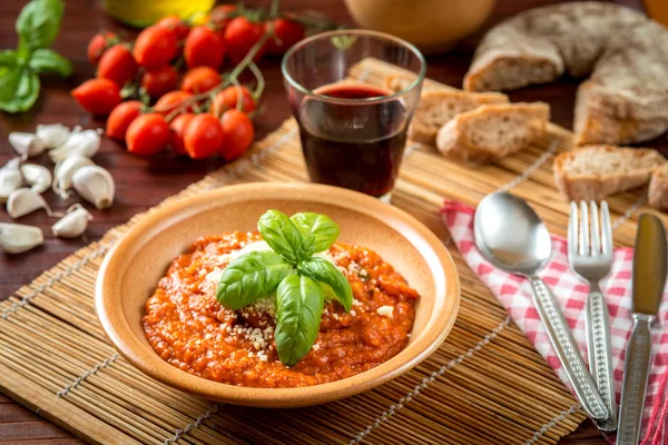 Bir güveç tencerede domates çorbası servis 