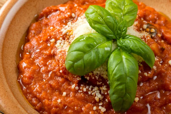Bir güveç tencerede domates çorbası servis — Stok fotoğraf