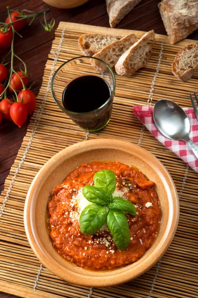 Sopa de tomate servida em um pote de barro — Fotografia de Stock