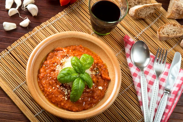 Bir güveç tencerede domates çorbası servis — Stok fotoğraf