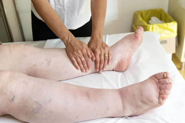 Mulher fazendo massagem de drenagem linfática — Fotografia de Stock