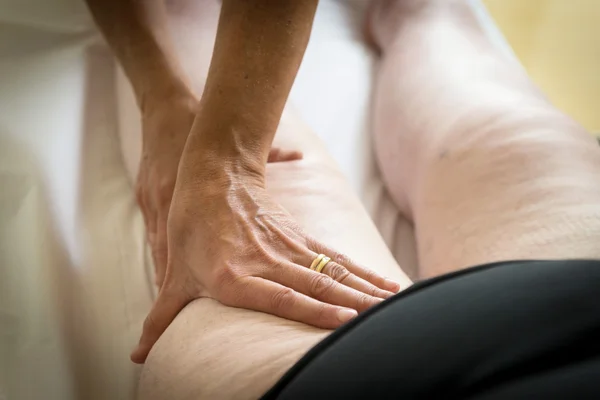 Kobieta robi masaż drenaż limfatyczny — Zdjęcie stockowe
