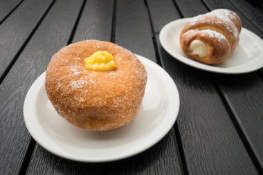 Doldurulmuş tatlı çörek ve halka