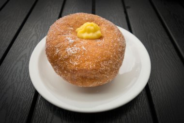 Beyaz tabakta doldurulmuş çörek