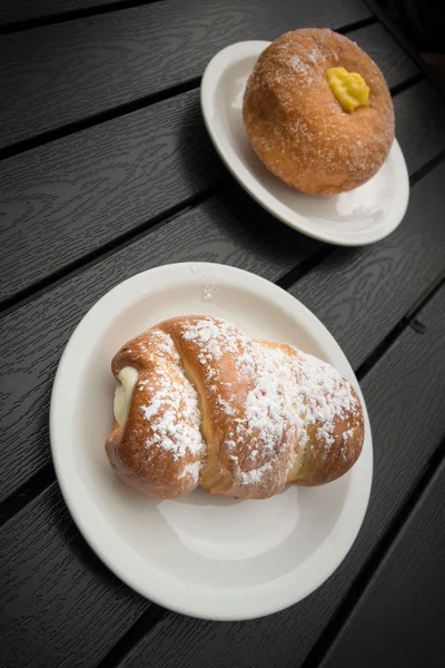 Brioche farcie et beignet — Photo