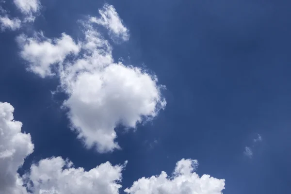 Blauer Himmel mit Wolken — Stockfoto