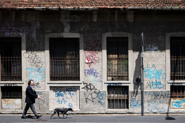 Homem Com Passear Com Cão Rua — Fotografia de Stock