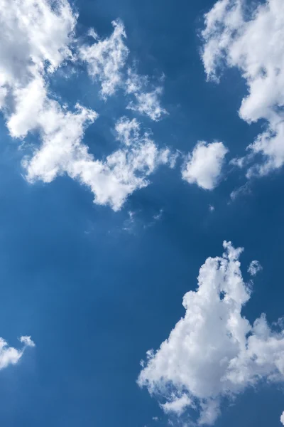 Blauer Himmel mit Wolken — Stockfoto