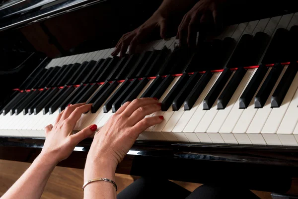 Pianista feminina tocando piano de cauda — Fotografia de Stock