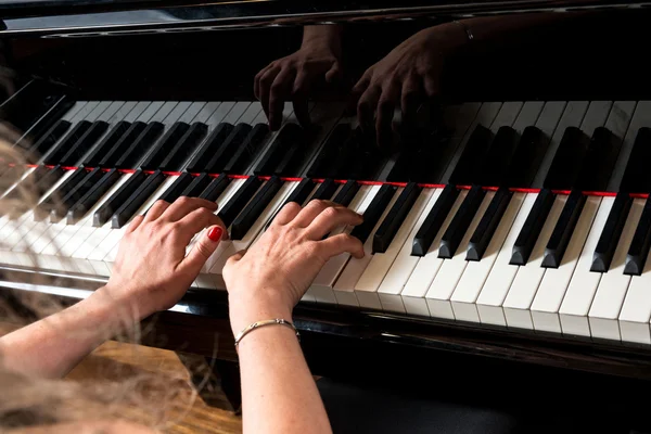 Samice pianista hraje na klavír — Stock fotografie