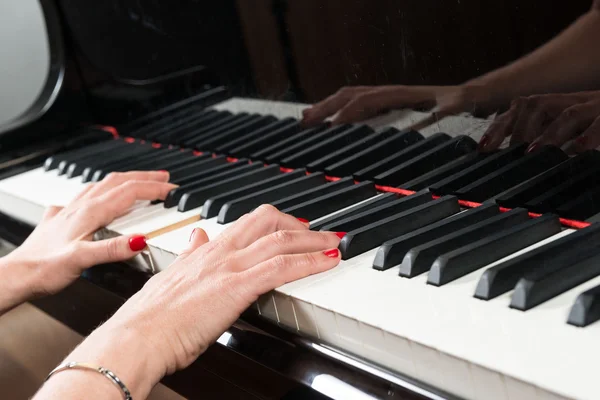 Pianista feminina tocando piano de cauda — Fotografia de Stock