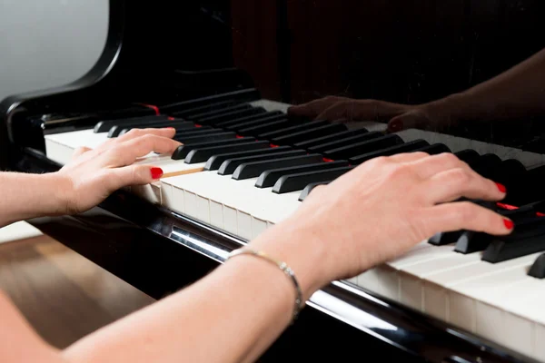 Pianista donna che suona il pianoforte a coda — Foto Stock
