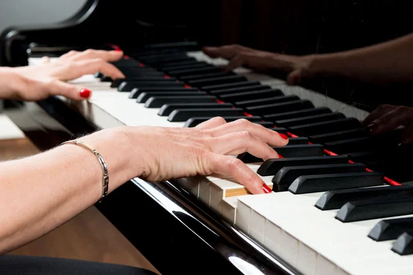 Female pianist playing on grand piano — Stock Photo, Image