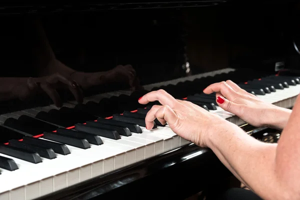 Pianiste féminine jouant sur piano à queue — Photo