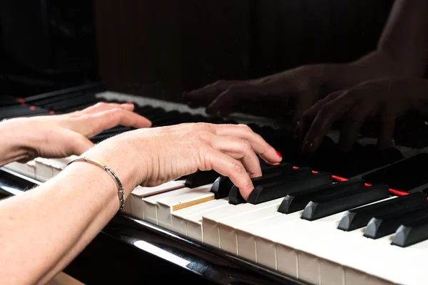 Pianista feminina tocando piano de cauda — Fotografia de Stock