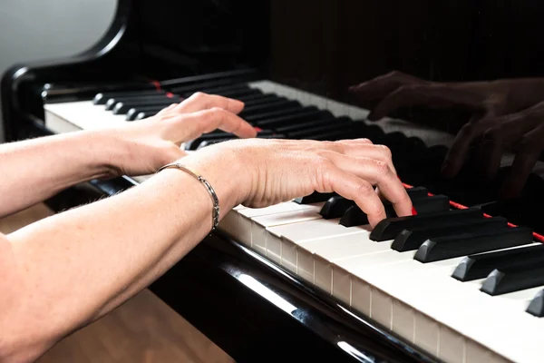 Pianista feminina tocando piano de cauda — Fotografia de Stock