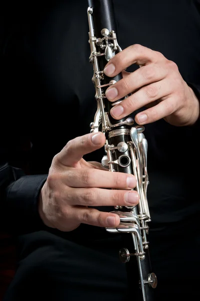 Mani di un clarinettista — Foto Stock