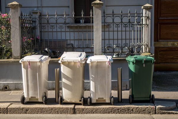 Мусорные баки
