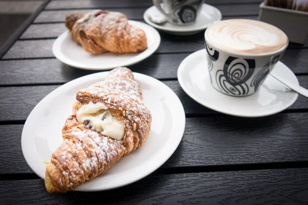 Cruasanes servidos con capuchino — Foto de Stock