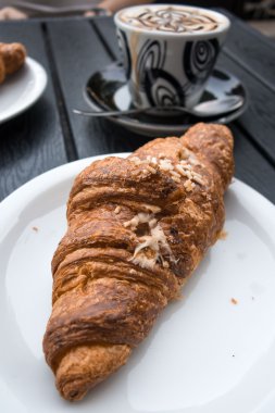 Kruvasan kapuçino ile hizmet