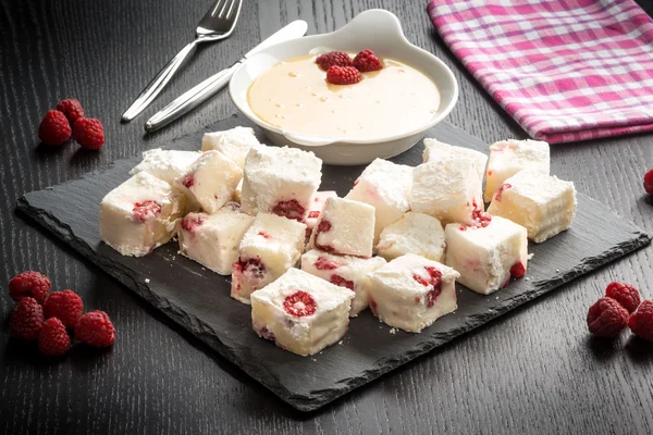 Panna cotta and raspberries — Stock Photo, Image