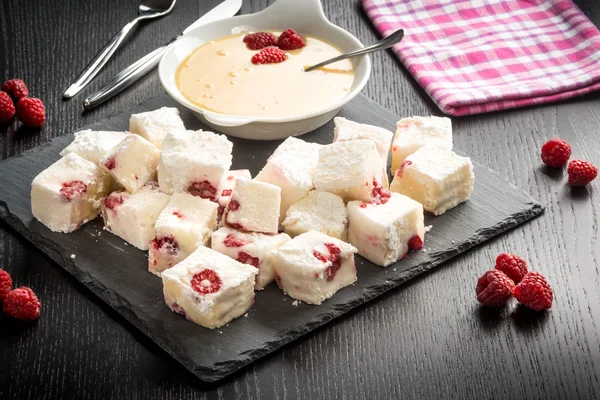 Panna cotta und Himbeeren — Stockfoto