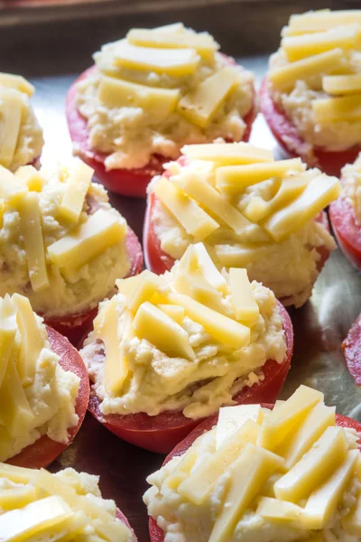 Mitades de tomates rellenos — Foto de Stock