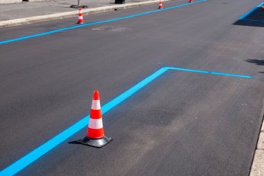 Bir yolda trafik koni