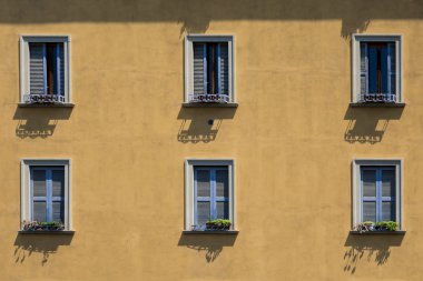 Pencereli bina cephesi 