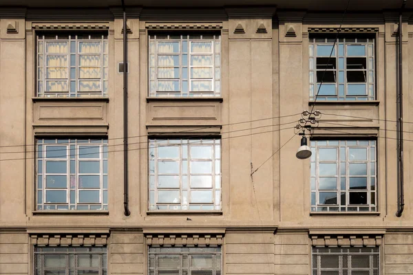 Gevel van gebouw met ramen — Stockfoto