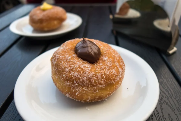 Pâtisseries feuilletées sur table — Photo