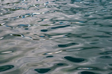 dalgalı su yüzeyi