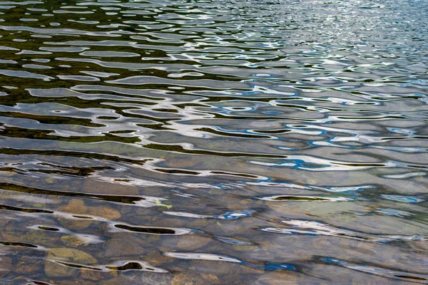 Superficie ondulata dell'acqua — Foto Stock