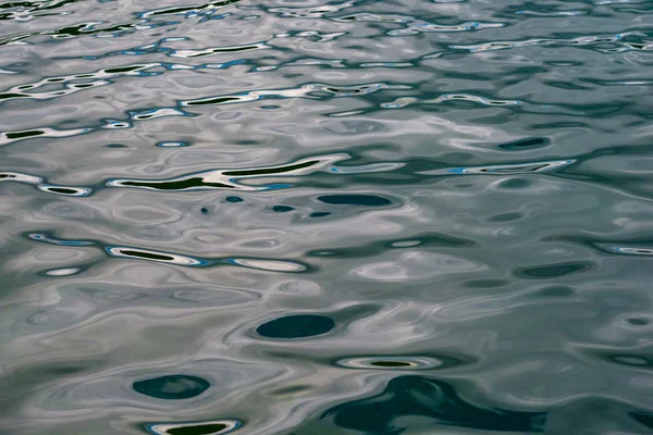 Superficie ondulata dell'acqua — Foto Stock
