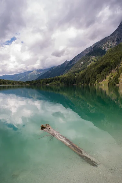 Majestátní horské jezero — Stock fotografie